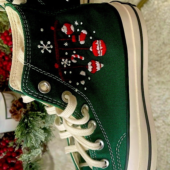 Converse Chuck Taylor High Top Christmas Sneakers. Hand Embroidered. NEW Sz 6 - Picture 6 of 13